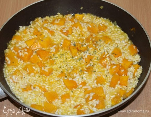 Добавить немного тимьяна. Минут через 13 — 15 с тех пор, как мы начали манипуляции с бульоном, наше ризотто уже почти готово. Попробуйте, рисовое зернышко слегка твердое, лишь в самой сердцевинке. 