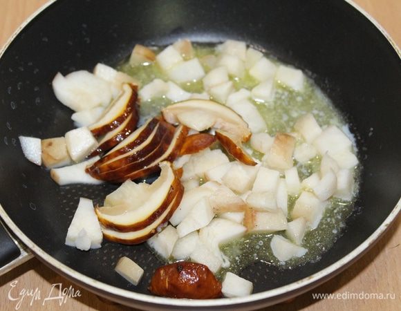 В отдельной сковороде на сливочном масле обжарьте белые грибы. Добавьте грибы в ризотто, а также добавить тертый пармезан. Последнее перемешивание. 