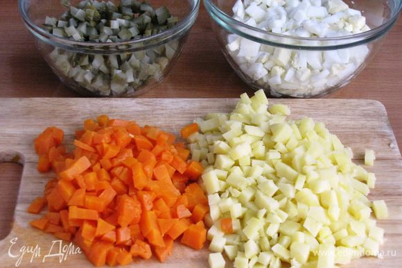 Картофель, морковь, огурцы и отварные яйца нарезать мелким кубиком.