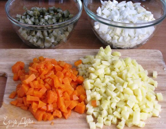Картофель, морковь, огурцы и отварные яйца нарезать мелким кубиком.