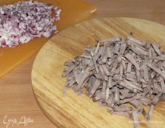 Язык нарезать соломкой, лук измельчить.