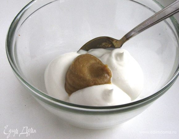 Соединить в миске майонез и горчицу и хорошо перемешать.