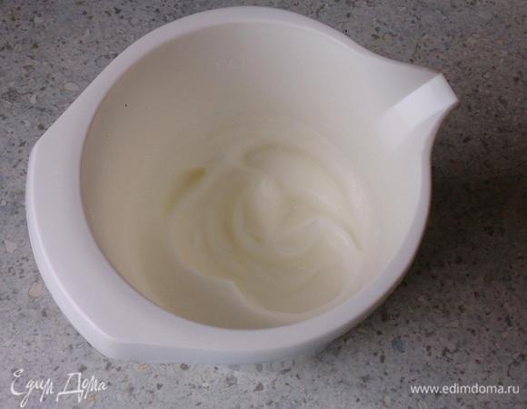 Отделить белки от желтков. Крепко взбить белки с 3 ст. л. воды. Добавить 100 г сахара. Затем по отдельности по одному желтки. Перемешать муку, измельченные орехи, крахмал и разрыхлитель, просеять на белковую массу и осторожно вмешать.