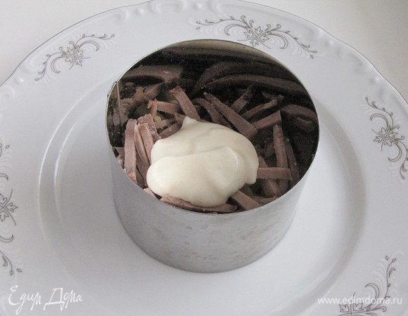 Взять большое блюдо или сервировочное кольцо. Первым слоем выложить картофель, на него язык. Добавить ложку майонезно-горчичного соуса.