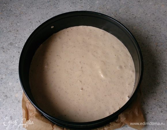 Выложить дно разъемной формы (26 см) бумагой для запекания, заполнить бисквитной массой и в предварительно разогретой до 175°С духовке запекать 20 — 25 минут.