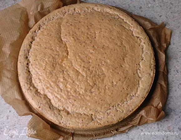 Достать бисквит из формы и остудить.