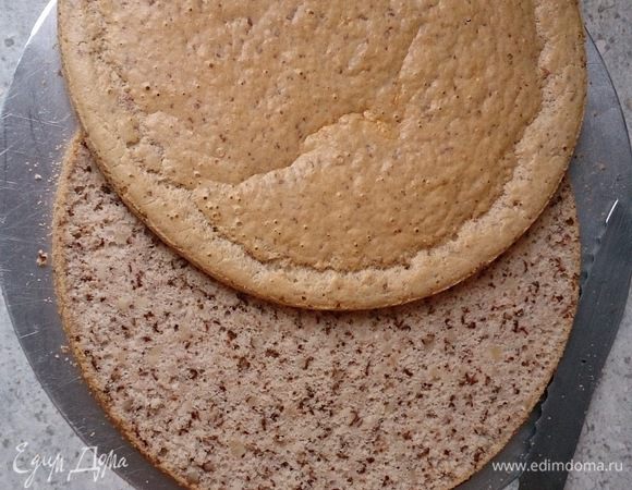 Разрезать бисквит на 2 коржа.