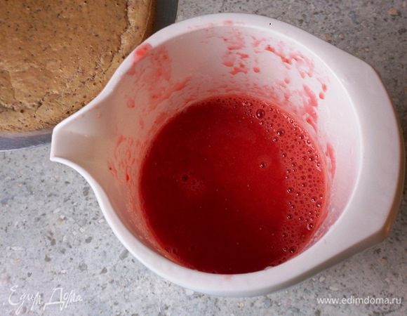 Для крема размягчить желатин в холодной воде. Клубнику почистить и помыть, отложить несколько штук в сторону для украшения. Сделать при помощи блендера пюре из клубники вместе с лимонным соком и 100 г сахара. Желатин отжать и на слабом огне растопить. Клубничное пюре разделить напополам. Одну половину накрыть пищевой пленкой и поставить в холодное место. 1 ст. л. пюре добавить к желатину, перемешать и затем добавить желатин ко второй части клубничного пюре, быстро перемешать.