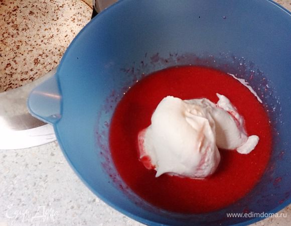 Взбить 400 г сливок и 50 г сахара. Вмешать в клубничное пюре.