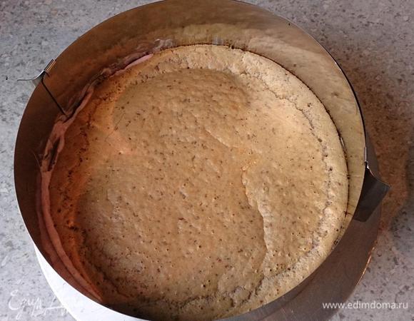 Накрыть вторым коржом и поставить в холодное место на 6 часов, а лучше на ночь.