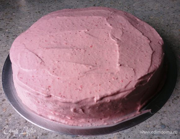 Перемешать закрепитель для сливок с 2 ст. л. сахара. Взбить 250 г сливок, при этом добавляя понемногу закрепитель для сливок. Добавить оставшееся клубничное пюре. Обмазать торт сливочно-клубничным кремом.