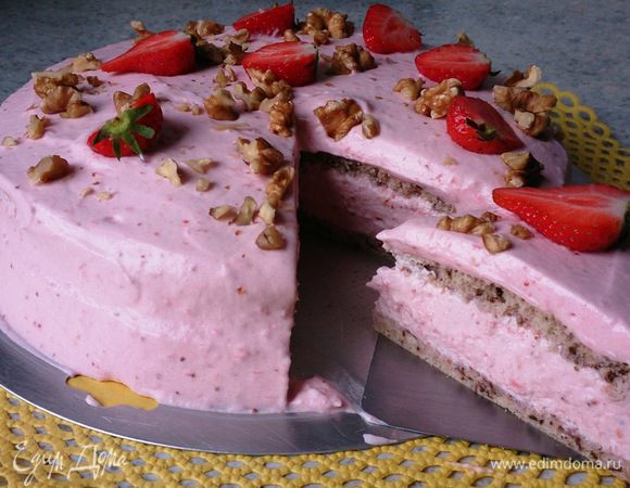 Крупно порубить оставшиеся орехи, клубнику разрезать напополам. Украсить торт.