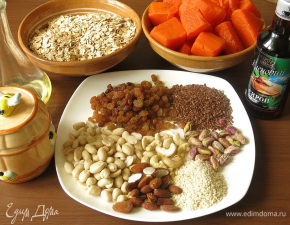 Подготовим тыкву сваренную, семечки, орехи, мед, сироп кленовый, масло растительное, изюм.