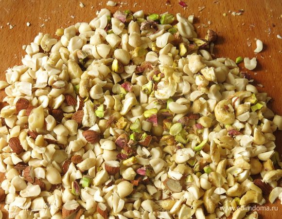 Нарежем орехи: миндаль, фисташки, порубим арахис. Общий вес 170 г.