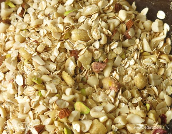 Смешаем хлопья, орехи, семена льна, кунжут, изюм. Общий вес льна, изюма и кунжута 100 г.