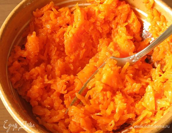 Вилкой измельчим тыкву.