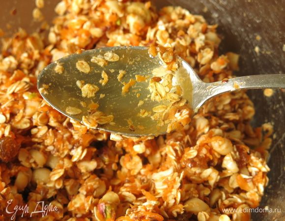 Нальем две столовые ложки масла. Перемешаем.