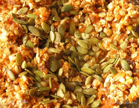 И еще один шаг, чуть не забыла, положим семена тыквы целиком.