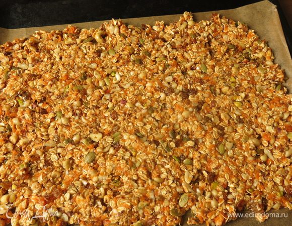 Массу выложим на противень и чуть придавим.