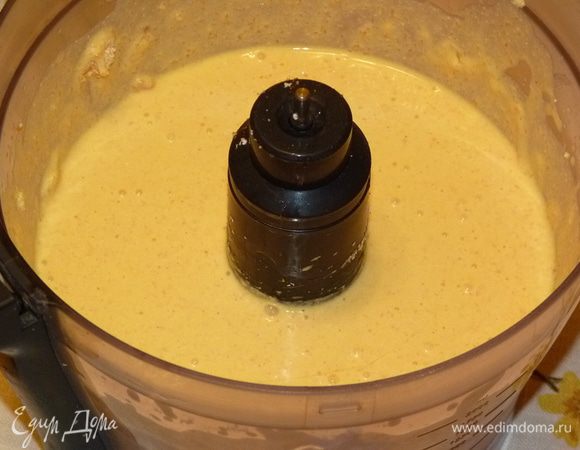 Соединить творожно-тыквенную массу с яйцами, тщательно перемешать до однородности. Добавить кукурузную муку. Взбить еще пару минут. Отставить на 5 минут для разбухания муки.