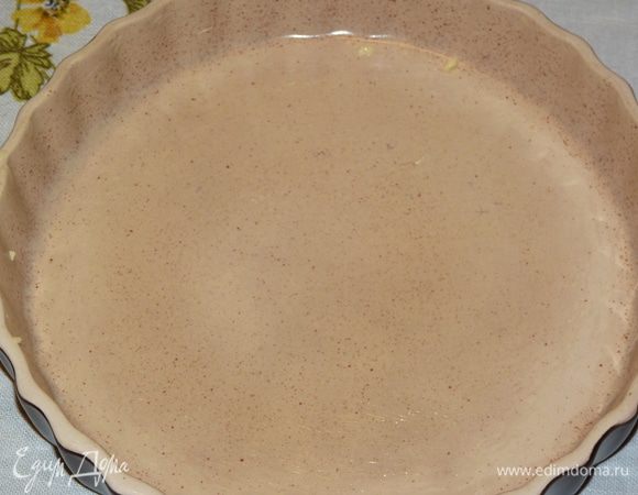 Форму смазать сливочным маслом. Влить смесь и посыпать кунжутом.