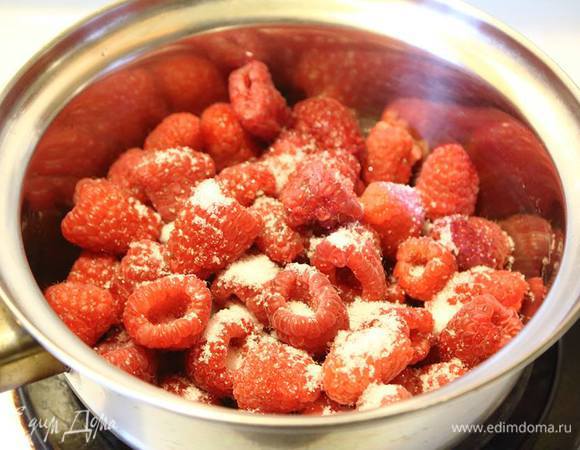 Если будете брать готовый конфитюр или джем, этот этап пропускаем. Малину с сахаром поставить на маленький огонь, дать пустить сок и перемешивать периодически. Варить до полного разваривания ягод. Я еще добавила стол. ложку кукурузного сиропа (можно заменить на инвертный сироп или сироп глюкозы). Лучше затем перетереть через сито, чтобы избавиться от косточек. Дать остыть.