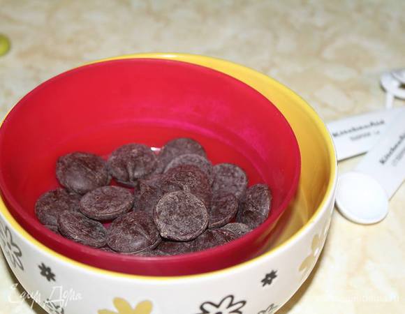 Сразу же ставим шоколад на водяную баню таять.