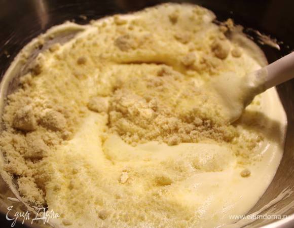 Половину взбитых белков откладываем в отдельную посудину. Добавляем к ним половину желтков. Аккуратно смешиваем лопаткой заворачивающими движениями. Вмешиваем миндальную муку.