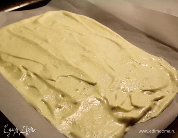 Противень застилаем бумагой для выпечки. Выкладываем на него тесто и в разогретую до 180°С духовку отправляем на 12 — 16 минут. Важно не пересушить, иначе будет крошиться.