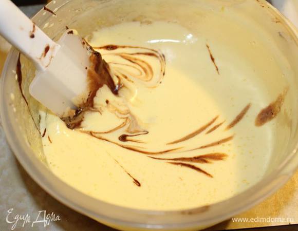 Во вторую половину желтков аккуратно вмешиваем растопленый шоколад.