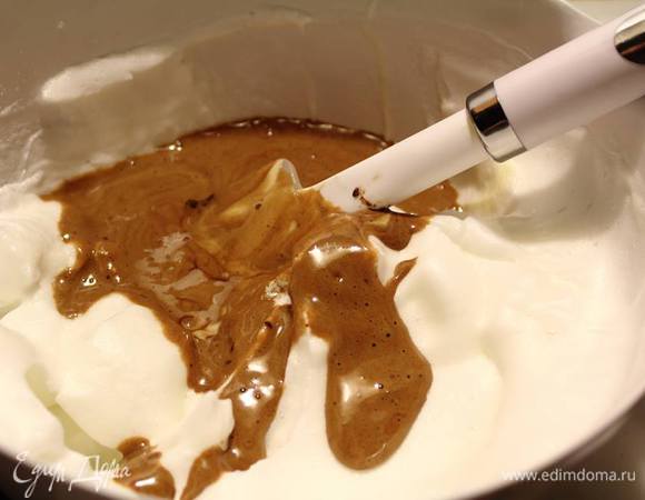 Вмешиваем полученую смесь аккуратно в оставшуюся половину взбитых белков.