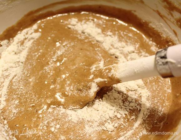 Аккуратно вмешиваем пшеничную муку.
