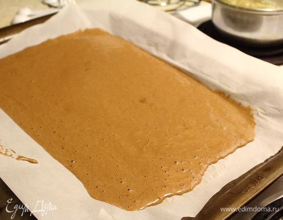 На застеленный пергаментом противень выкладываем тесто и в духовку при 180°С на 15 — 20 минут.