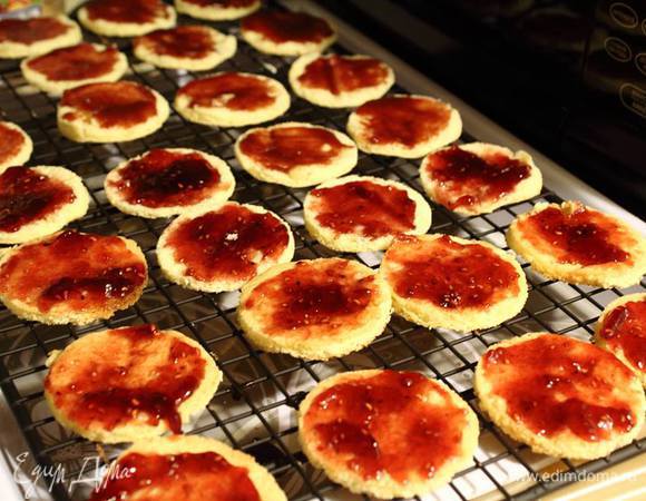 Нижнюю часть смазываем конфитюром. Я сразу их расположила на решетке, на ней удобно поливать шоколадным ганашем или глазурью.