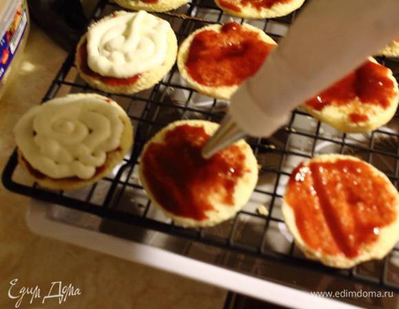 Крем удобнее уложить на пирожные пекарским конвертом. Но можно и ложкой :)