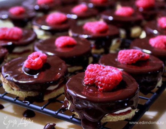 Накрыть шоколадным бисквитом. Растопить шоколад и масло в молоке на среднем огне. Не кипятить, а хорошо размешивая, довести смесь до однородного состояния. Полить пирожные и украсить на свой вкус. Пирожные получаются нежные, с кислинкой, которая отлично обернута в орехово-сливочно-шоколадный сладкий вкус :)