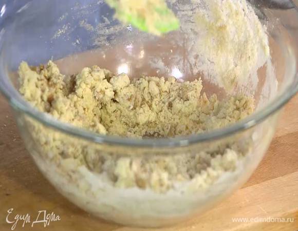 Сахар растереть с предварительно размягченным сливочным маслом, затем всыпать муку, измельченные орехи, соль и вымешать тесто.