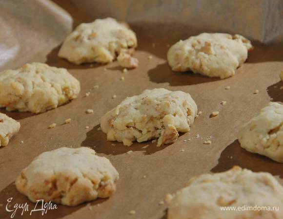 Выпекать печенье в разогретой духовке около 20 минут.