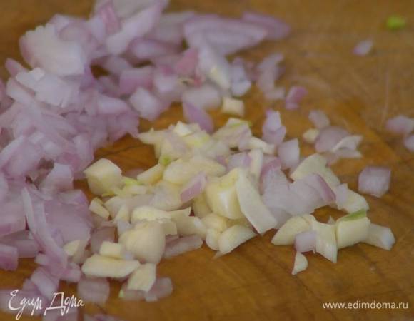 Лук и чеснок почистить и мелко порубить.