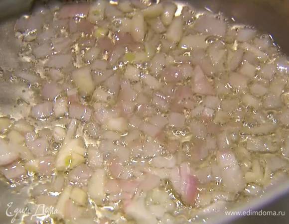 Разогреть в кастрюле оливковое масло и обжарить лук с чесноком.