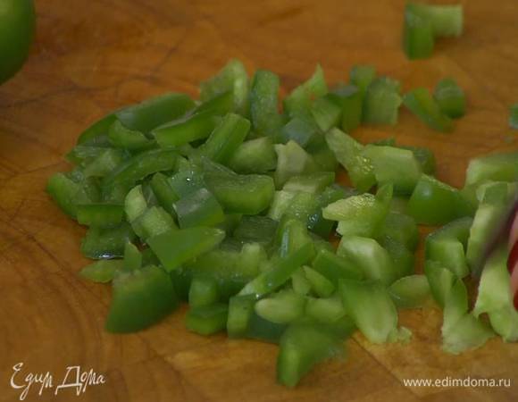 Сладкий перец, удалив семена и плодоножку, мелко порубить и добавить в кастрюлю.
