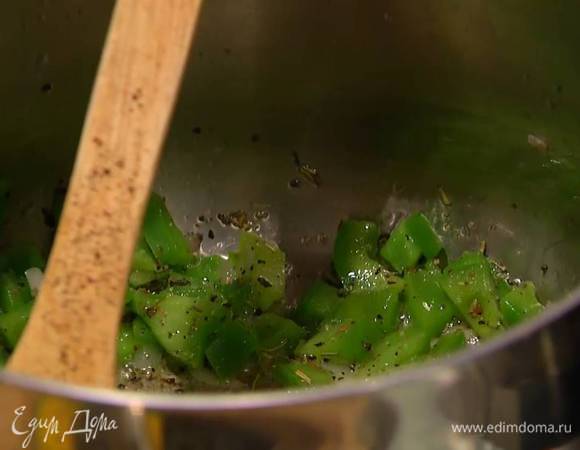 Всыпать майоран, тимьян, орегано, розмарин, шалфей, соль, смесь перца и, помешивая, все немного прогреть.