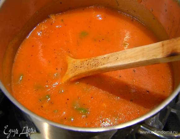Когда лук станет мягким, влить тыквенное пюре, горячий бульон и все прогреть.