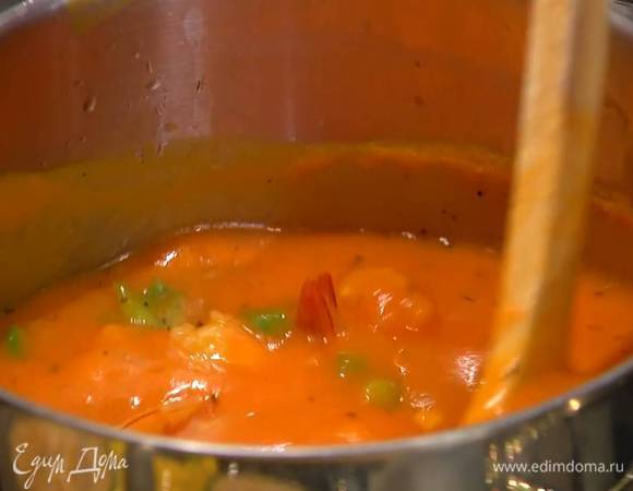 Добавить в суп креветки, молотый чили, а через минуту — консервированную кукурузу без сока, все перемешать и прогревать еще около минуты.