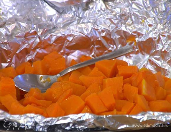 Тыкву почистить, нарезать небольшими кусочками, завернуть в фольгу и запечь до готовности в разогретой духовке, а затем взбить в блендере в гладкое пюре (должен получиться 1 стакан).