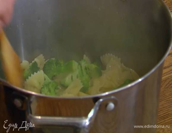 Макароны отваривать в подсоленной воде на 3 минуты меньше, чем указано на упаковке, добавить брокколи, поварить пару минут, затем воду слить.