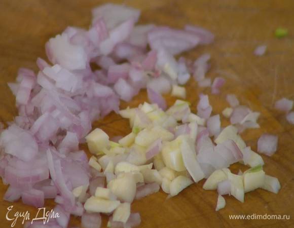 Лук и чеснок почистить и мелко порубить.