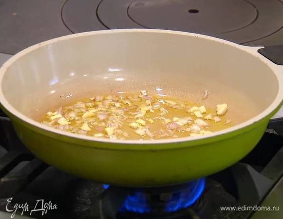 Разогреть в сковороде оливковое масло, выложить лук и чеснок, все перемешать.