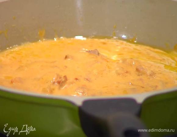 Влить в сковороду с беконом тыквенное пюре, сливки, горячий куриный бульон, все перемешать и прогреть.