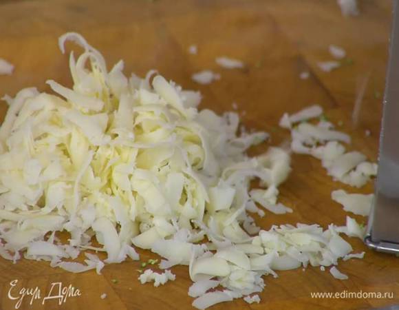 Моцареллу натереть на крупной терке.